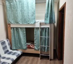 Улучшенный номер до 10 гостей с двухъярусными кроватями (Мужской)) в Dom hostel