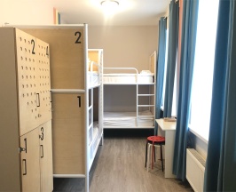 Кровать в мужском 4-местном номере с общей ванной комнатой в Форвикс