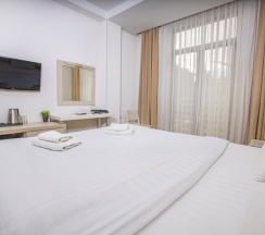 Делюкс с кроватью KING SIZE и балконом  для 2 гостей в Мио