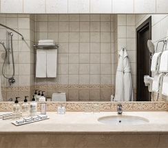 Номер Делюкс с одной большой кроватью и диван-кроватью в Petro palaсe hotel