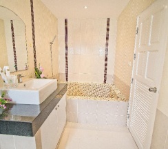 Вилла с балконом в Tropicana Pool Villa