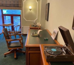 10. Однокомнатный номер "Кабинет писателя", с видом на Монастырскую площадь в Боровница