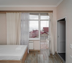 Трёхместная комната с одной двуспальной и односпальной кроватями в Чайка