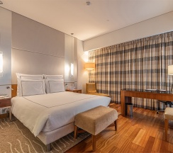 Номер Premiere, с доступом в Swiss Executive Lounge - с большой двуспальной кроватью в Swissotel Красные Холмы