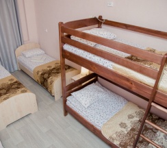 Бюджетный семейный номер с раздельными кроватями и общей ванной комнатой в ЗОО