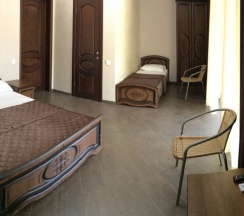 Четырёхместный люкс с 2 комнатами с балконом в Звезда