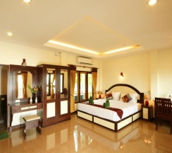 Двухместное бунгало Superior с видом на бассейн двуспальная кровать в Tharathip Resort