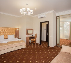 Номер первой категории  "Люкс с балконом" в Mari