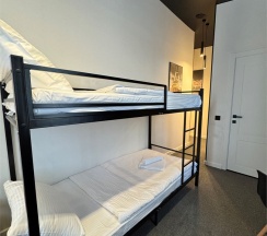 Четырехместный номер с кроватью размера "King-size" и двухъярусной кроватью в THouse