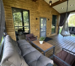 Семейный коттедж с красивым видом из окна в Болото