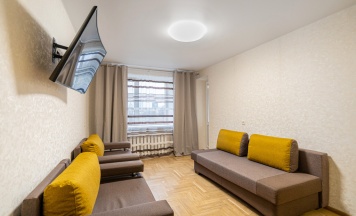 Апартаменты c 1 комнатой с балконом и с красивым видом из окна в Апартаменты Однокомнатная Квартира Эконом в Центре