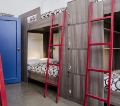 Кровать в общем номере в Tomo Hostel