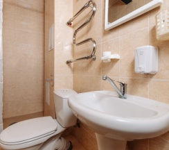 Стандарт с двуспальной и односпальными кроватями , видом на море до 4 гостей в Дельфин парк