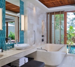 Двухместная вилла c 1 комнатой с видом на сад двуспальная кровать в Renaissance Phuket Resort & Spa