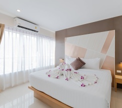 Люкс с балконом в La Vista Patong Hotel