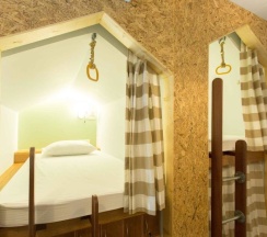 Кровать в общем номере в Barn and Bed Hostel
