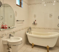 Двухместный номер Deluxe с балконом двуспальная кровать в Queens Hotel