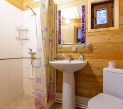 Двухместное шале Classic с красивым видом из окна двуспальная кровать в Forest house resort