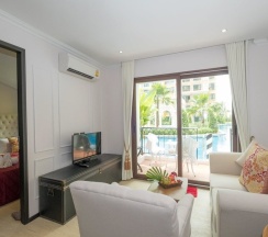 Номер Deluxe с балконом в The Symphony Suites Pattaya