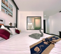Двухместный номер Superior с балконом двуспальная кровать в Hotel Baya Patong