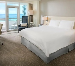 Номер с балконом и oceanfront в Fontainebleau Miami Beach