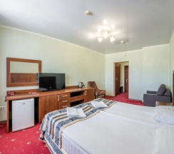 Двухместный полулюкс с балконом (двуспальная кровать) в Red hotel
