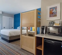 Четырёхместный номер корпус 1 с видом на город в Howard Johnson by Wyndham Anaheim Hotel and Water Playground