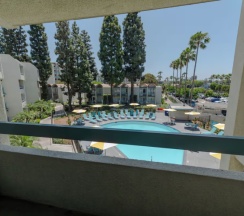 Четырёхместный номер корпус 2 Deluxe с видом на бассейн в Howard Johnson by Wyndham Anaheim Hotel and Water Playground