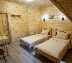 Номер стандарт с 2 односпальными кроватями (с завтраком, мансарда) в Мера