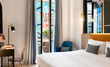 Двухместный номер Urban Patio с балконом двуспальная кровать в Renaissance Paris Vendome Hotel