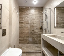 Комната улучшенная с 1 односпальной и 1 двуспальной кроватью в Дворец Солнца