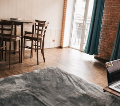 Студия с балконом и 3мя окнами на Светланской 7-14 в Порто-франко