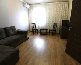 Двухкомнатный номер с двуспальной кроватью и двуспальным диваном в Гранд Лион