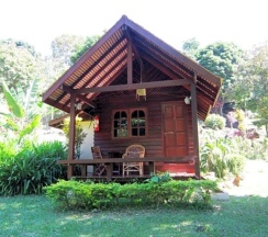 Бунгало Standard с балконом и с красивым видом из окна в Phanom Bencha Mountain Resort