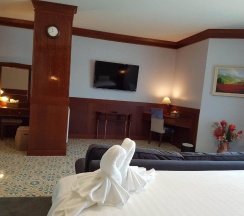 Двухместный полулюкс с балконом двуспальная кровать в Erawan Hotel