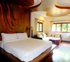 Вилла с балконом и с видом на воду в Bura Resort, Chiang Rai