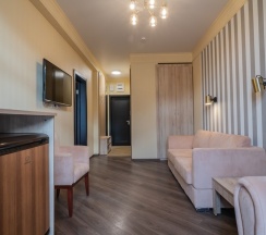 Шестиместный номер Семейный Комфорт с красивым видом из окна в Литфонд