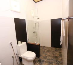 Двухместный номер Deluxe с балконом двуспальная кровать в Eco Hotel Black & White - Anuradhapura