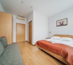 Улучшенная комната с двуспальной кроватью и диваном в Октавиана