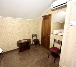 Cемейный номер с собственной ванной комнатой ( окно в коридор) в Guest house city center