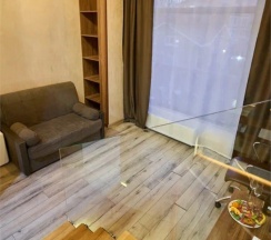 Двухуровневый люкс в Wood House