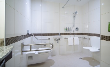 НОМЕР ДЛЯ ЛЮДЕЙ С ОГРАНИЧЕННЫМИ ВОЗМОЖНОСТЯМИ С ДВУСПАЛЬНОЙ КРОВАТЬЮ (QUEEN SIZE) в Hampton by Hilton