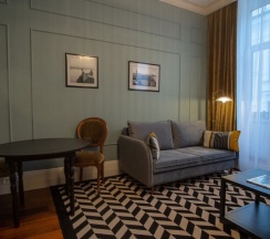 Семейный люкс с видом на улицу в Dom Boutique Hotel
