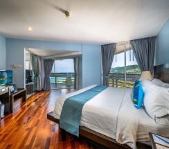 Люкс Royal с 2 комнатами с балконом в Andaman Beach Suites Hotel