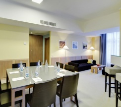 Люкс с балконом в Golden Tulip