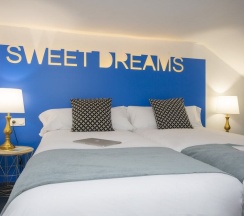 Четырёхместный семейный номер Standard с балконом в Casual Ilbira Granada Hotel