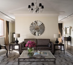 Номер люкс Премьер с 1 двуспальной кроватью в Four Seasons Hotel Moscow