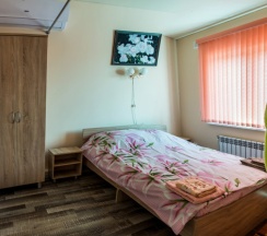 Четырёхместный номер с двумя двуспальными кроватями в Надежда