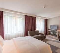 Двухместный номер для некурящих Corner Guest двуспальная кровать в Hampton by Hilton Frankfurt City Centre East