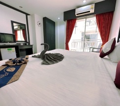 Двухместный номер Superior с балконом двуспальная кровать в Hotel Baya Patong
